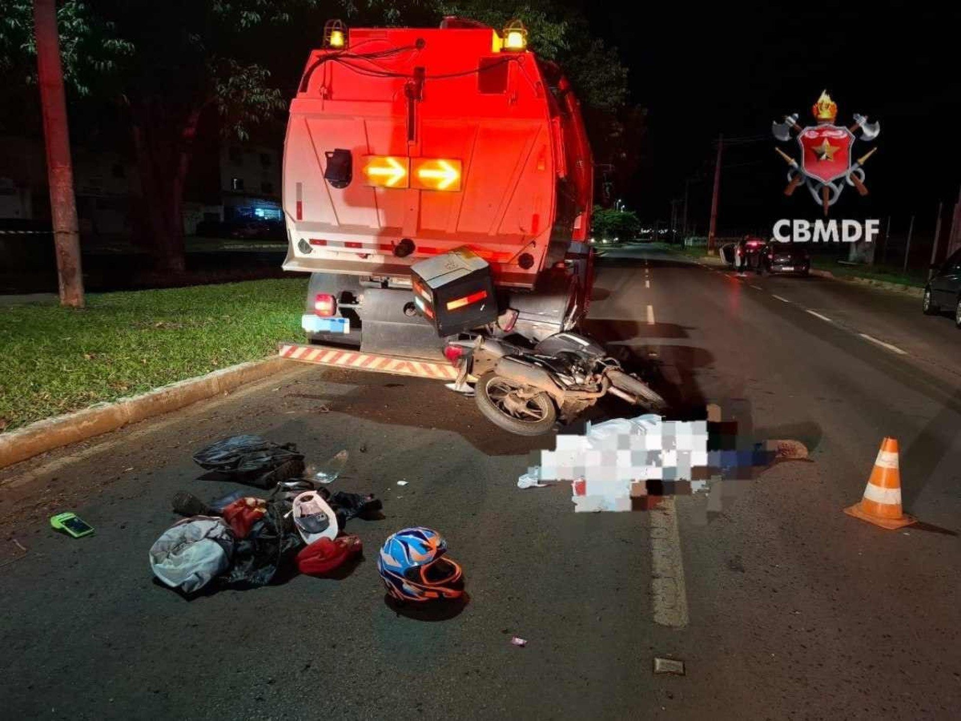 MOTOCICLISTA DE 28 ANOS MORREU AO BATER EM CAMINHÃO DO SLU, EM SANTA MARIA