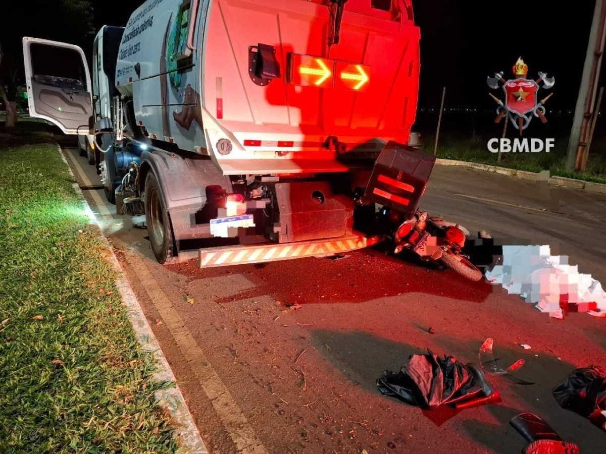 MOTOCICLISTA DE 28 ANOS MORREU AO BATER EM CAMINHÃO DO SLU, EM SANTA MARIA