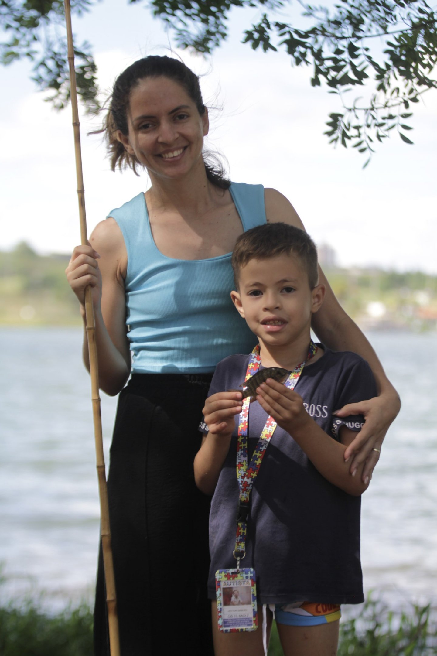 Jhenifer Rayane e seu filho Heitor, ao pescarem pela primeira vez