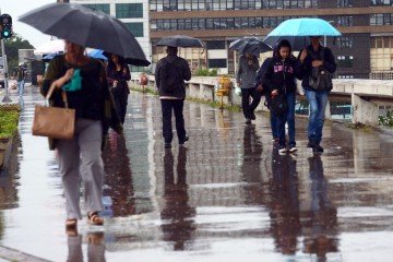 O brasiliense deve se preparar para pancadas de chuva nesta segunda-feira (10/11) - (crédito: Ed Alves/CB/DA.Press) O brasiliense deve se preparar para pancadas de chuva nesta segunda-feira (10/11) - (crédito: Ed Alves/CB/DA.Press)