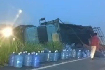 Caminhão carregado com água mineral tomba na BR-040 na Grande BH - Reprodução / Redes sociais