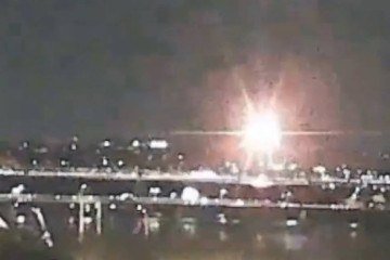 Momento de colisão entre dois veículos aéreos próximo a aeroporto de Washington, DC -  (crédito: Kennedy Center Cam)