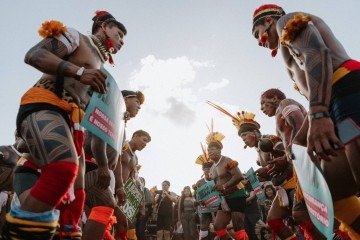 A exposição busca dar visibilidade para a luta pelos direitos dos povos originários