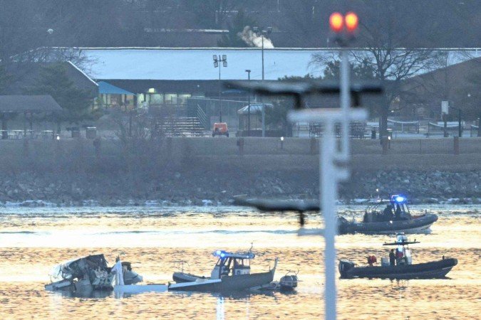 Desde a noite de quarta, mais de 300 socorristas trabalham as águas gélidas do rio Potomac - (crédito: ANDREW CABALLERO-REYNOLDS / AFP) Desde a noite de quarta, mais de 300 socorristas trabalham as águas gélidas do rio Potomac - (crédito: ANDREW CABALLERO-REYNOLDS / AFP)