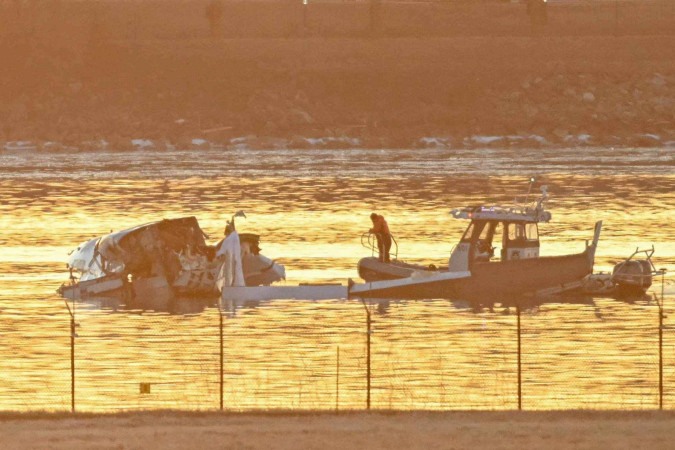 Caixas-pretas de avião da American Airlines foram retiradas do Rio Potomac, sobre o qual a colisão entre aeronave e helicóptero militar ocorreu - (crédito: AFP)