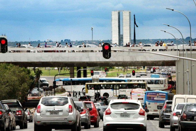 A pesquisa revelou que 46% dos moradores do DF vão para o trabalho de carro e 35% de ônibus - (crédito: Agencia Brasilia) A pesquisa revelou que 46% dos moradores do DF vão para o trabalho de carro e 35% de ônibus - (crédito: Agencia Brasilia)