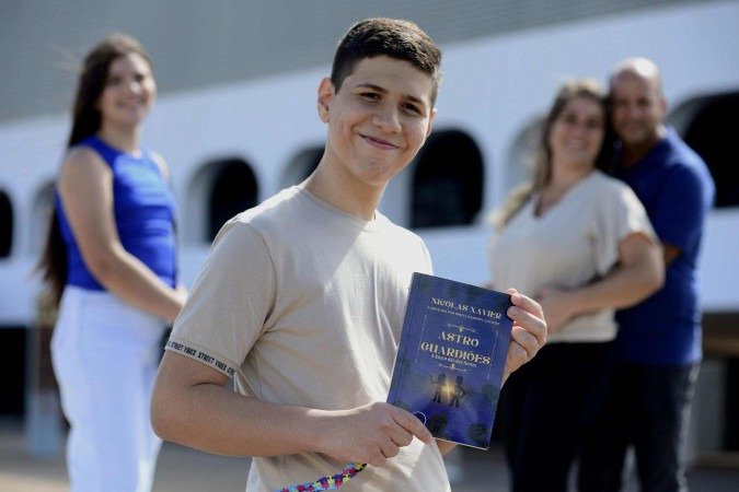 A família de Nicolas Xavier da Silva tem orgulho de seu livro e o apoia nos projetos 