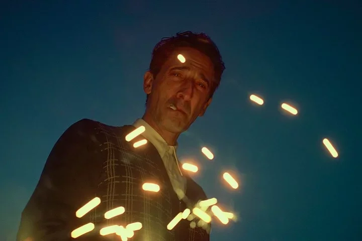 A obra de 3h30 dirigida por Brady Corbet é um épico pós-2ª Guerra sobre o arquiteto fictício Lázló Tóth, vivido por Adrien Brody, e sua chegada aos Estados Unidos depois do Holocausto. Guy Pearce e Felicity Jones integram o elenco - (crédito: reprodução) A obra de 3h30 dirigida por Brady Corbet é um épico pós-2ª Guerra sobre o arquiteto fictício Lázló Tóth, vivido por Adrien Brody, e sua chegada aos Estados Unidos depois do Holocausto. Guy Pearce e Felicity Jones integram o elenco - (crédito: reprodução)