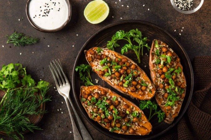 Batata-doce recheada com grão-de-bico (Imagem: Anna Shepulova | Shutterstock) - (crédito: EdiCase) Batata-doce recheada com grão-de-bico (Imagem: Anna Shepulova | Shutterstock) - (crédito: EdiCase)