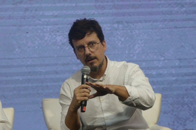 O infectologista André Bon, do Exame Medicina Diagnóstica, lembrou que, nos hospitais em que atuou no ano passado, a epidemia de dengue teve proporções semelhantes às do auge da pandemia de covid-19