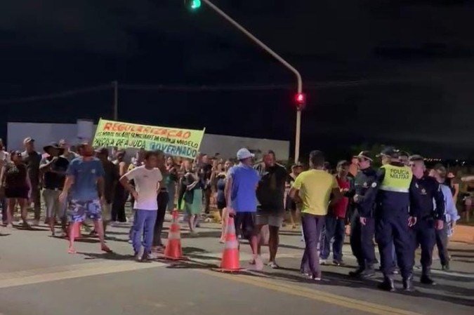 A manifestação teve como principal motivação a recente derrubada de imóveis no Residencial Jardim Vitória - (crédito: Ponte Alta News) A manifestação teve como principal motivação a recente derrubada de imóveis no Residencial Jardim Vitória - (crédito: Ponte Alta News)