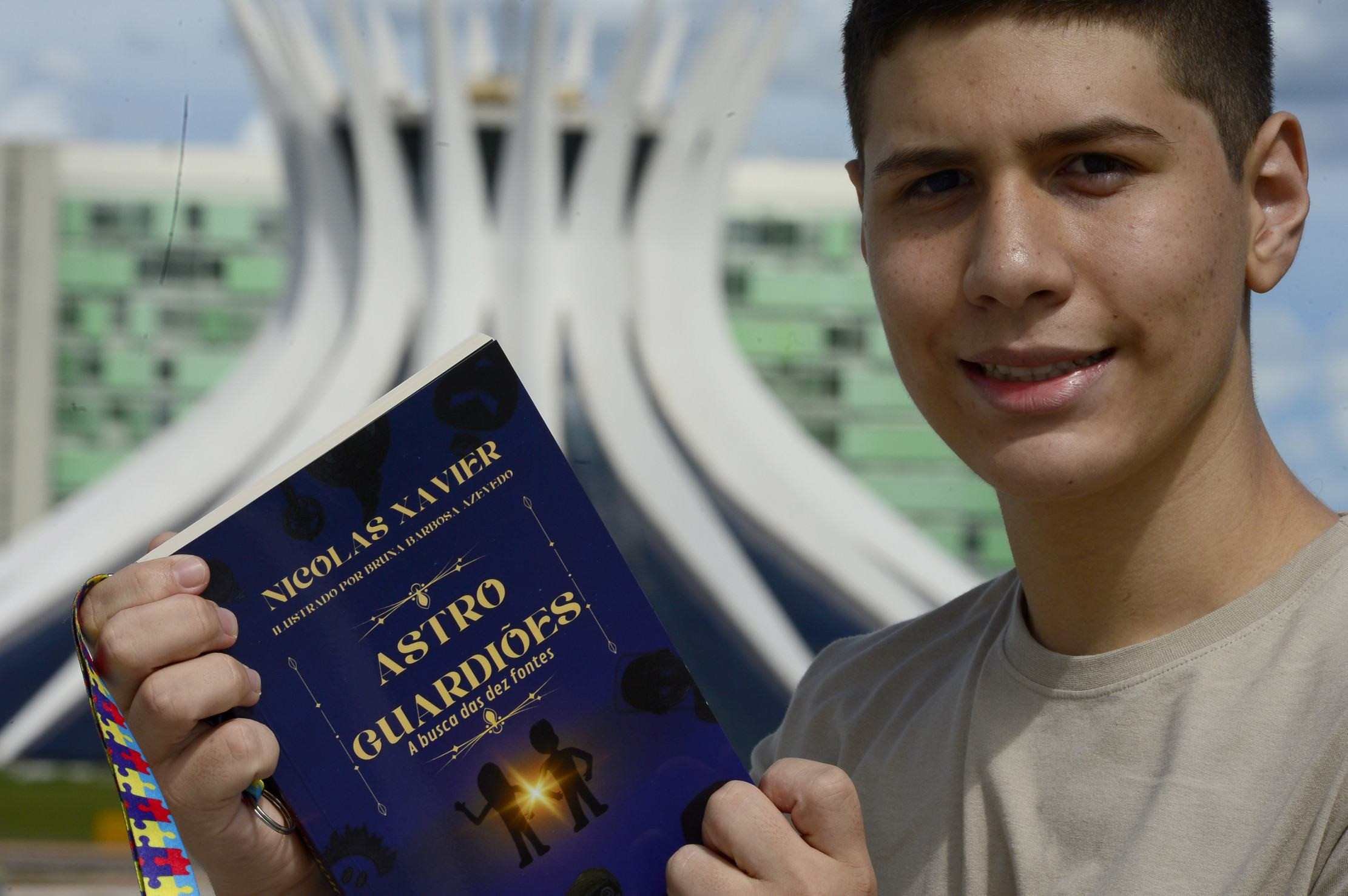  2025 Carlos Vieira/CB Press. Artistas portadores de Transtorno de Espectro Autista. Nicolas Xavier da Silva, autor do livro Astro Guardiões: A Busca das Dez Fontes.