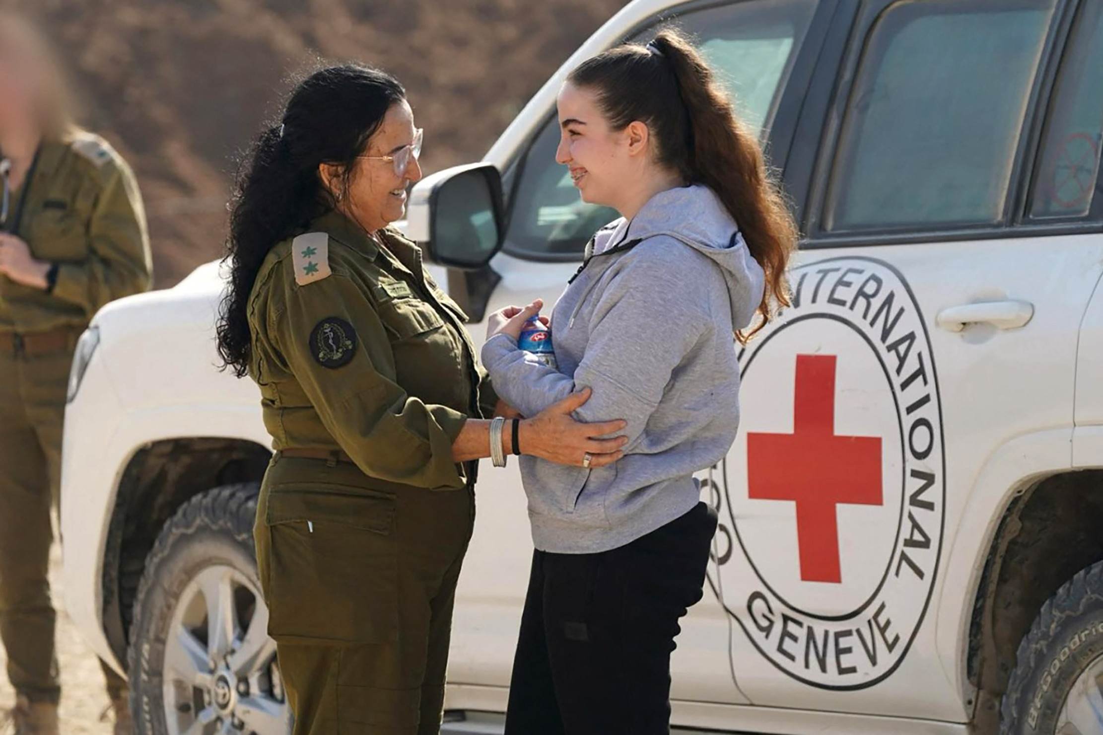 Hamas entrega soldado israelense Agam Berger à Cruz Vermelha