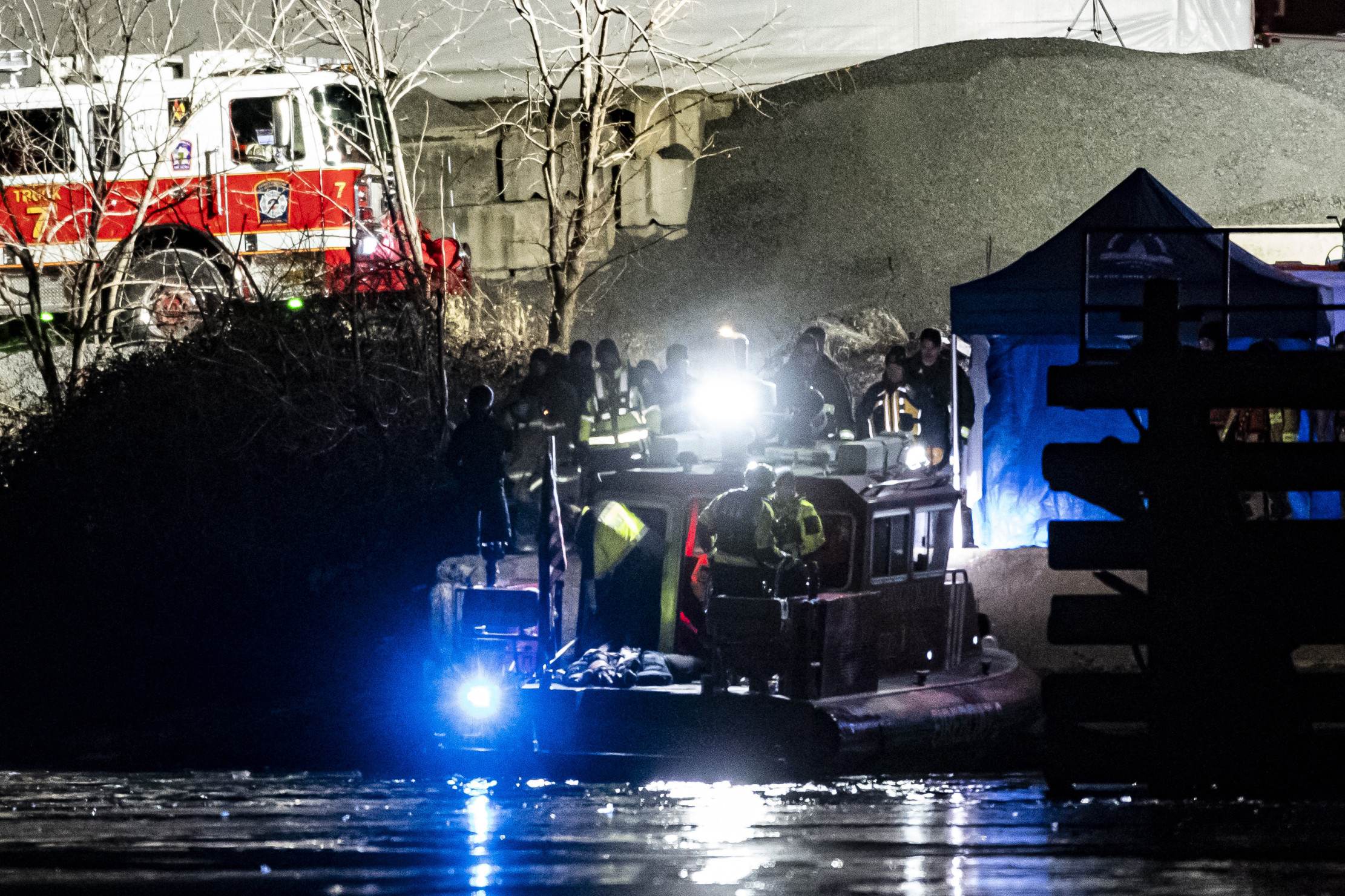 As unidades de resposta a emergências conduzem operações de busca e resgate no rio Potomac, perto do aeroporto de Ronald Reagan de Washington      