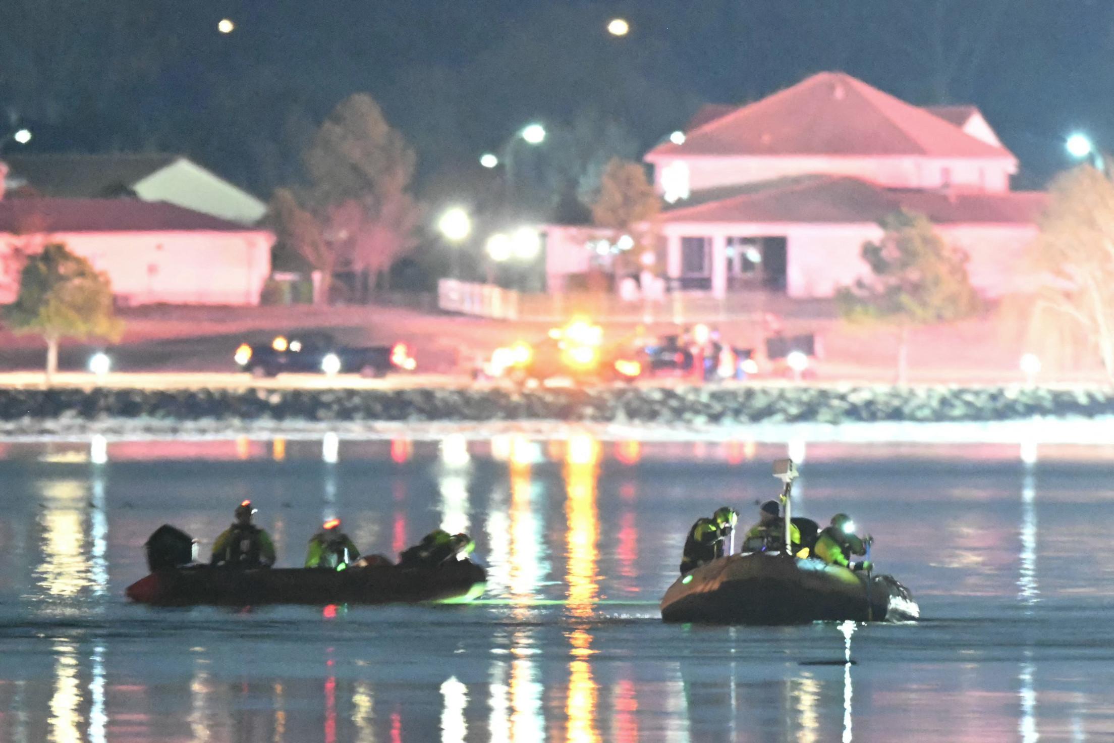 Os barcos de resgate costuram as águas do rio Potomac depois que um avião se aproximando do Aeroporto Nacional Reagan colidiu com o rio nos arredores de Washington      