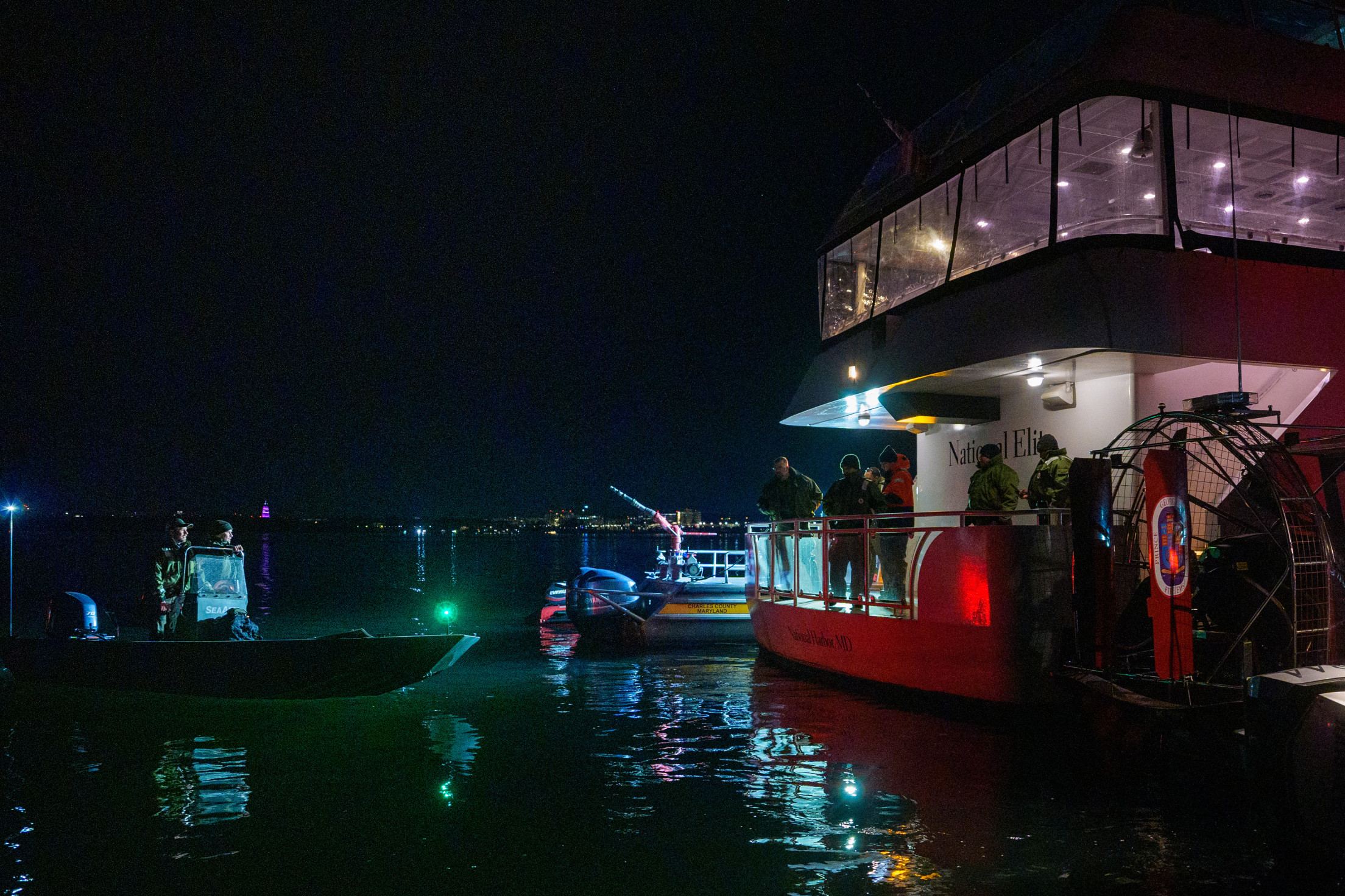 Equipes de resposta a emergências, incluindo Washington, DC Fire e EMS, Polícia de DC e outros, usam um barco de cruzeiro comercial como um centro de comando operacional para responder aos destroços do rio Potomac, perto do aeroporto de Washington Ronald Reagan      