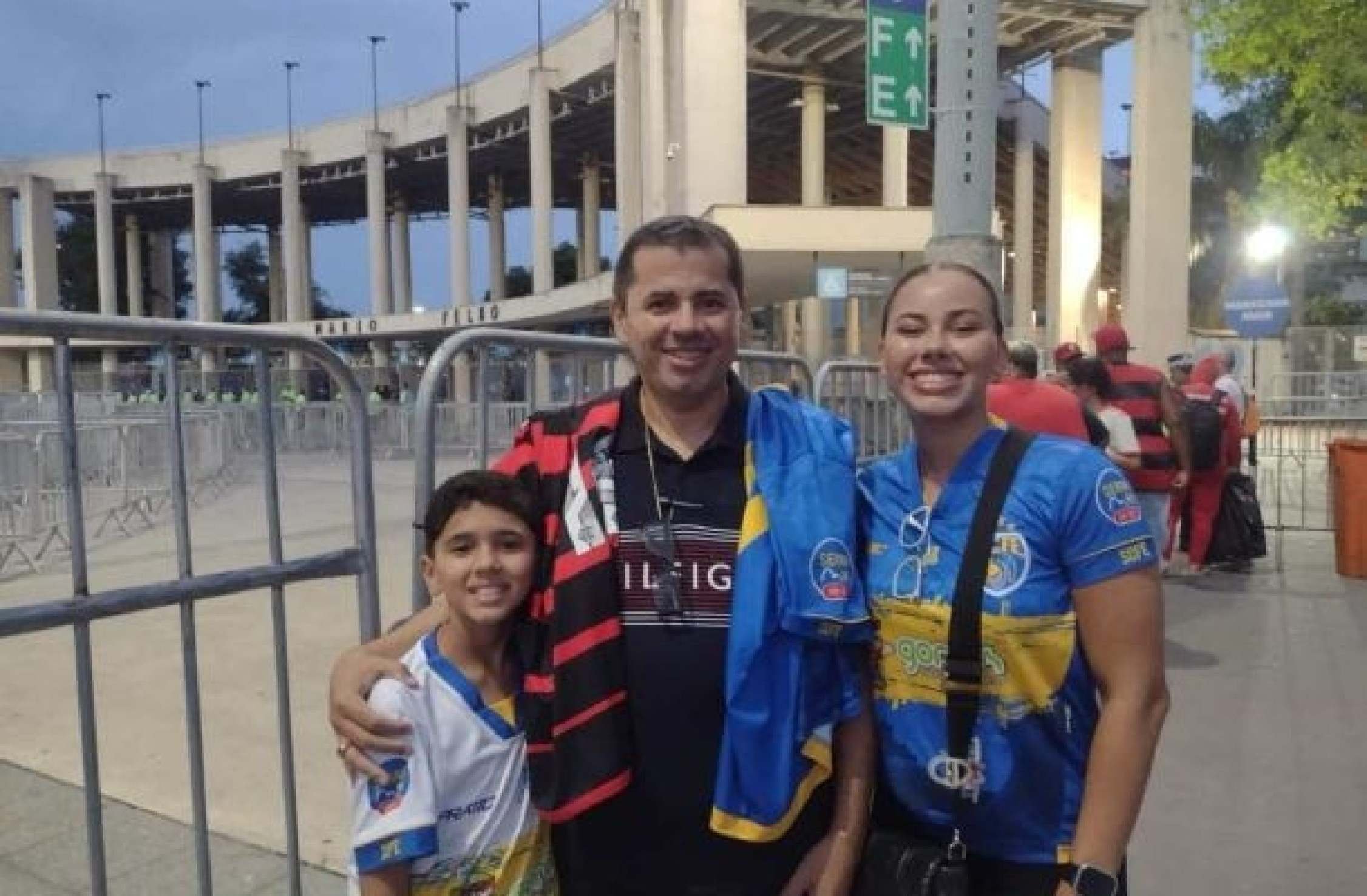 Coração dividido! Torcedores vivem noite de duas paixões no Maracanã!