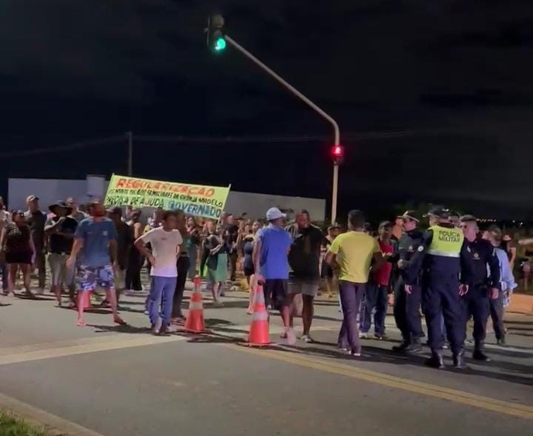 Moradores da Granja Modelo, no Riacho Fundo, protestam contra demolições