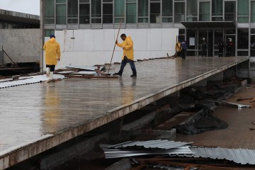 Grades que cercam o Congresso Nacional foram derrubadas pela forte chuva, na tarde de ontem. Estado de atenção até amanhã -  (crédito:  Fotográfo/Agência Brasil)