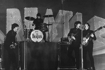 Esta foto tirada em 30 de junho de 1966 mostra a banda brit&acirc;nica The Beatles, (da esquerda para a direita) Paul McCartney, Ringo Starr, George Harrison e John Lennon       -  (crédito: JIJI PRESS / AFP)