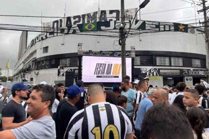 Torcedores se reúnem do lado de fora para acompanhar apresentação de Neymar -  (crédito: Foto: Felipe Camin/Jogada10)