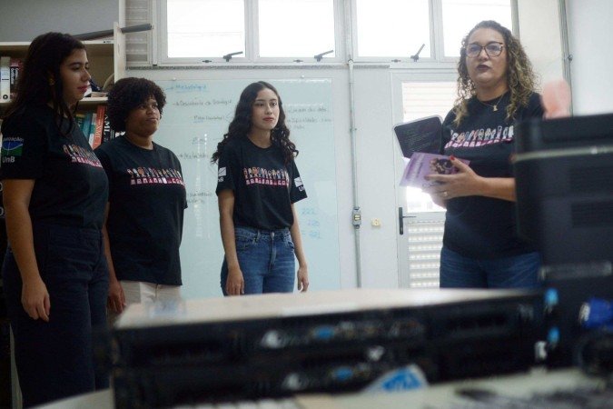  31/01/2025 Credito: Ed Alves/CB/DA.Press. Cidades. Mulheres e Meninas na Ciencia. Na foto, Aleteia Favacho e suas alunas. 