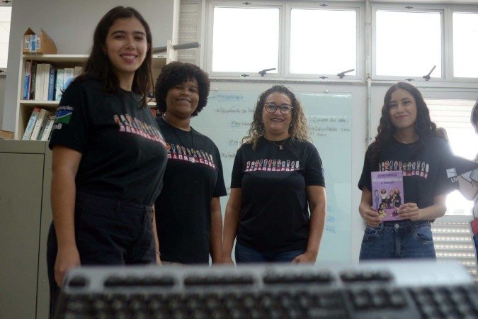  31/01/2025 Credito: Ed Alves/CB/DA.Press. Cidades. Mulheres e Meninas na Ciencia. Na foto, Aleteia Favacho e suas alunas. 