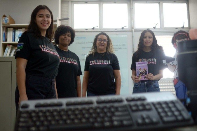  31/01/2025 Credito: Ed Alves/CB/DA.Press. Cidades. Mulheres e Meninas na Ciencia. Na foto, Aleteia Favacho e suas alunas. 