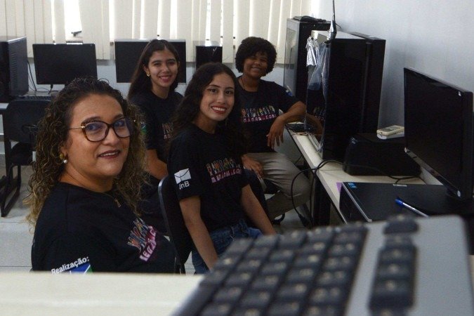  31/01/2025 Credito: Ed Alves/CB/DA.Press. Cidades. Mulheres e Meninas na Ciencia. Na foto, Aleteia Favacho e suas alunas. 