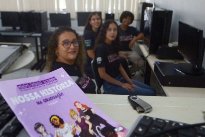  31/01/2025 Credito: Ed Alves/CB/DA.Press. Cidades. Mulheres e Meninas na Ciencia. Na foto, Aleteia Favacho e suas alunas. 