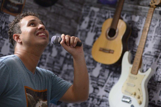Lorenzo Barreto toca mais de 10 instrumentos e estrelou o documentário "Meu amigo Lorenzo"
      