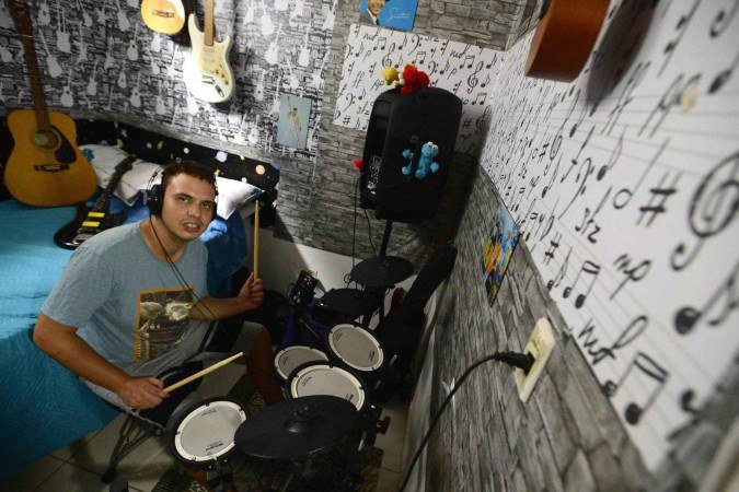 Lorenzo Barreto toca mais de 10 instrumentos e estrelou o documentário "Meu amigo Lorenzo"
      