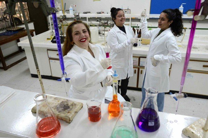  2025 Carlos Vieira/CB Press.Mulheres na ciencia, Professora Adriana Ibaldo, Suellen Vitoria, Larissa Marinho
      