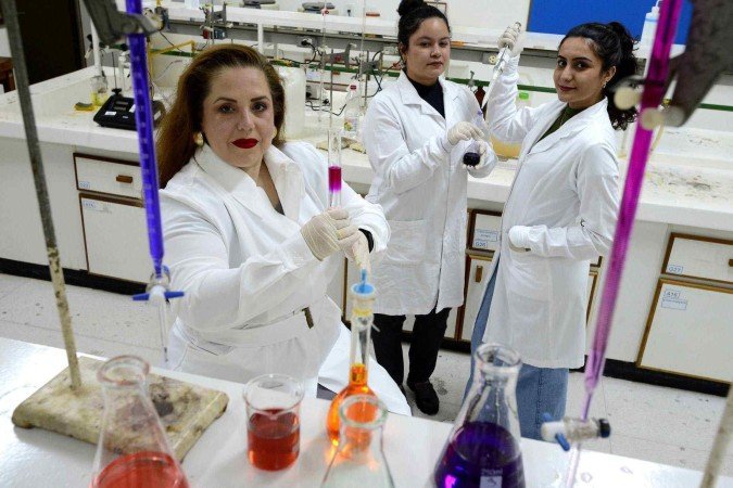  2025 Carlos Vieira/CB Press.Mulheres na ciencia, Professora Adriana Ibaldo, Suellen Vitoria, Larissa Marinho
      