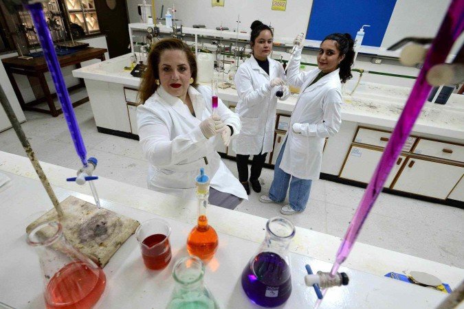 Professora Adriana Ibaldo com Suellen Vitória, Larissa Marinho: abrindo caminho para outras pesquisadoras   
