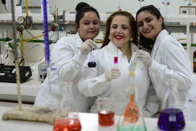  2025 Carlos Vieira/CB Press.Mulheres na ciencia, Professora Adriana Ibaldo, Suellen Vitoria, Larissa Marinho
      