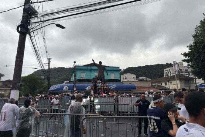 Movimento muito intenso nos arredores da Vila Belmiro para chegada de Neymar -  (crédito: Foto: Felipe Camin / Jogada10)