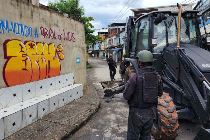 Policial morre baleado durante megaoperação em comunidades do RJ