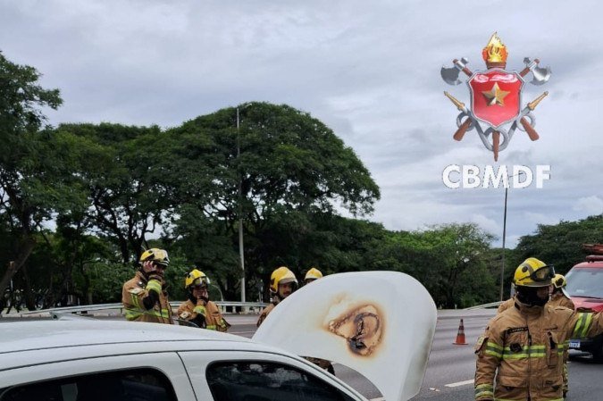 Após apagar o incêndio, o Corpo de Bombeiros deixou o veículo aos cuidados de seu proprietário - (crédito: CBMDF) Após apagar o incêndio, o Corpo de Bombeiros deixou o veículo aos cuidados de seu proprietário - (crédito: CBMDF)