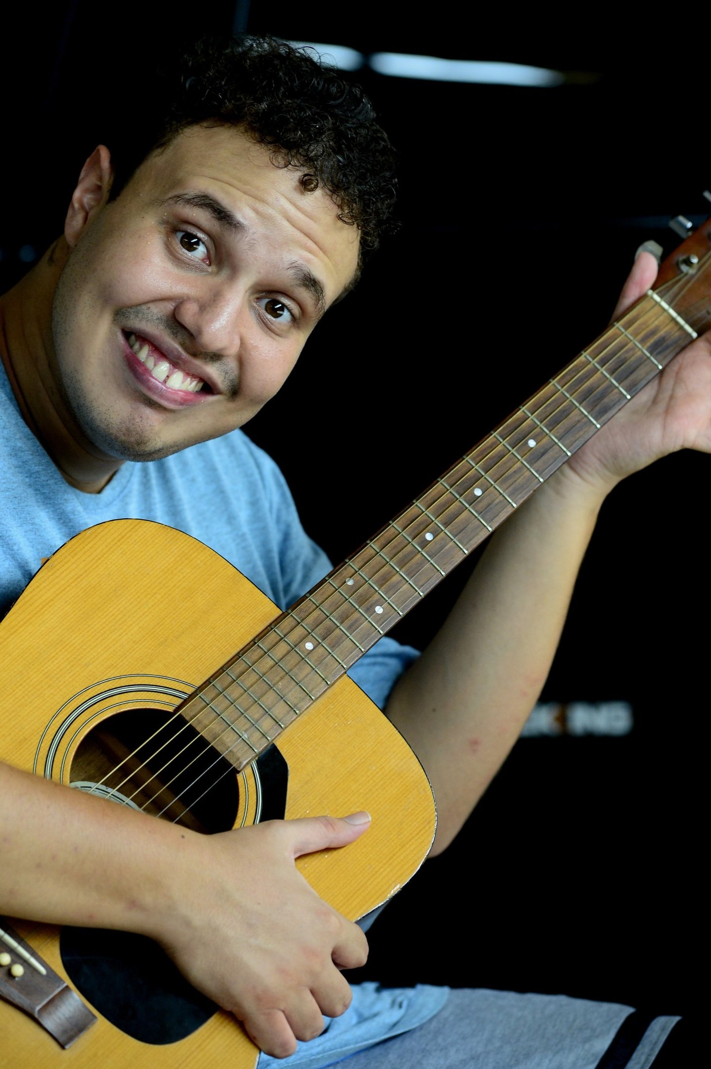  2025 Carlos Vieira/CB Press. Artistas portadores de Transtorno de Espectro Autista. Lorenzo Barreto, Musico e ator       