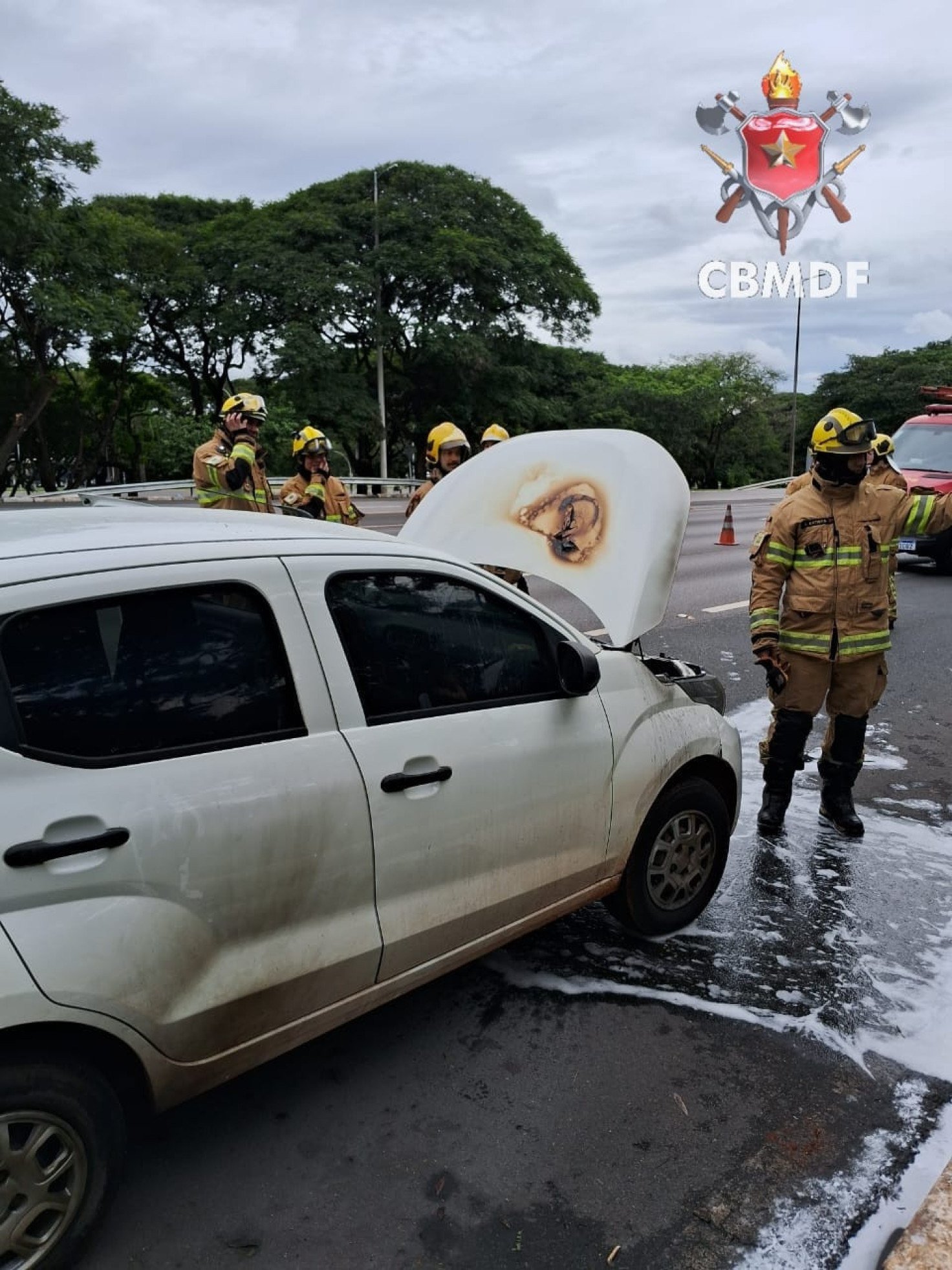Motor de carro pega fogo no Eixão Sul na tarde desta sexta-feira (31/1)