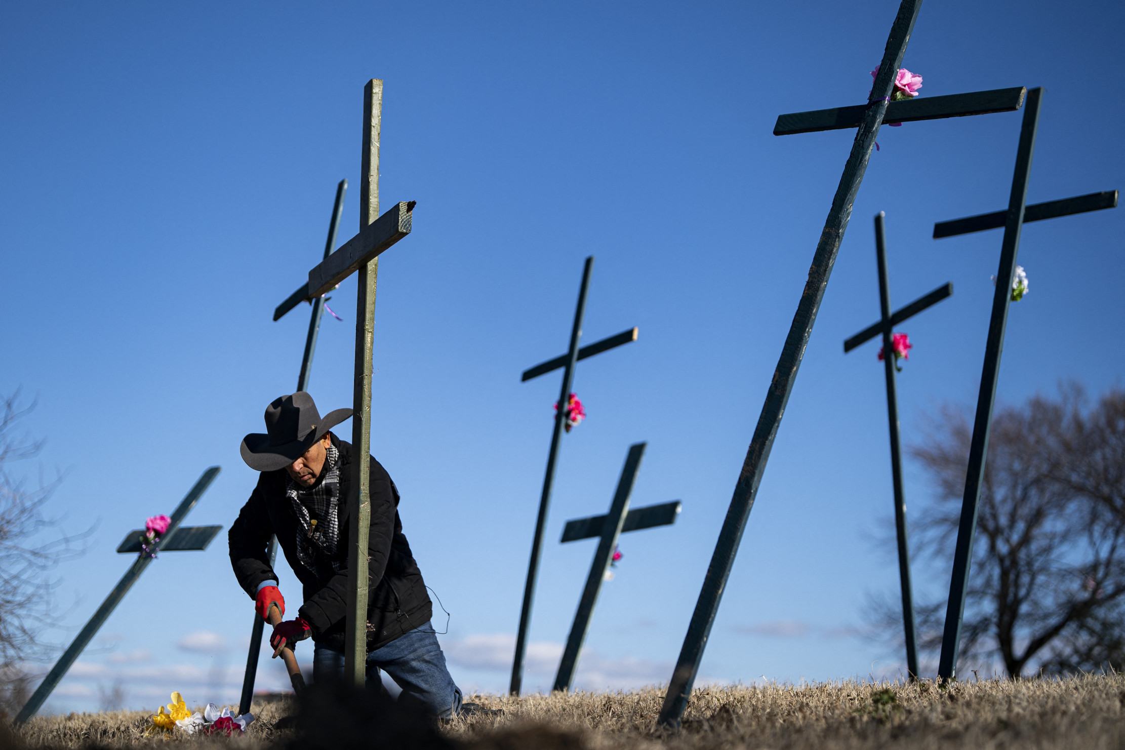 O artista Roberto Márquez de Dallas instala o memorial das vítimas do desastre de quarta -feira em Washington