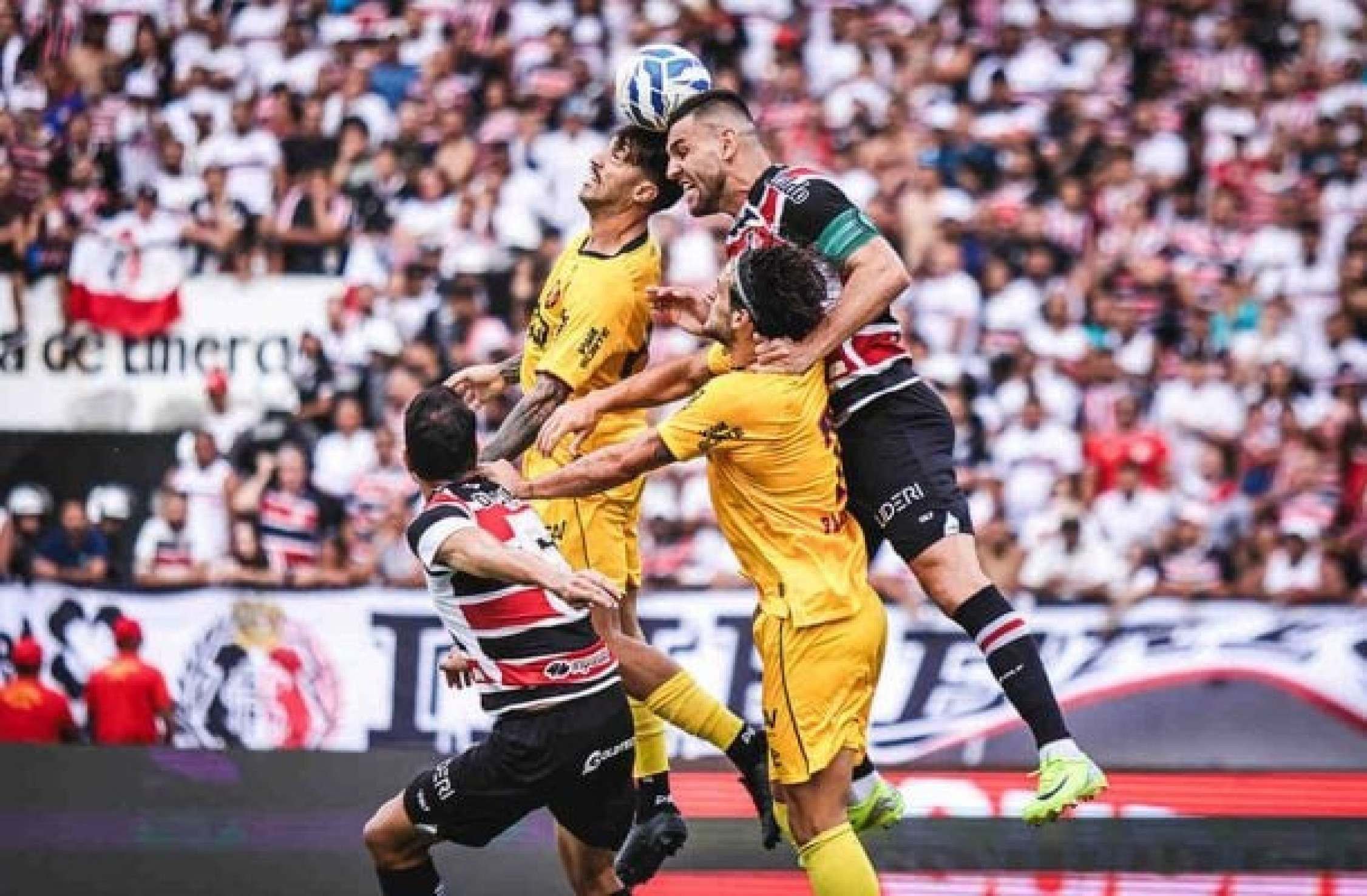 Santa Cruz vence Sport e lidera o Campeonato Pernambucano