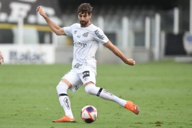 LUAN PERES - Embora tenha feito uma boa partida, foi driblado por Calleri em lance que terminou no gol do São Paulo - Nota 5,5 - Ivan Storti/Santos FC