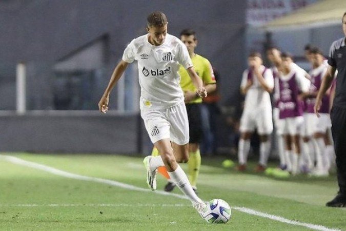 VINICIUS LIRA - Outro que falhou no gol do Santos, sendo facilmente driblado por Lucas no gol do São Paulo - Nota 5,5 -  Pedro Ernesto Guerra Azevedo/Santos FC