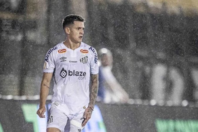 LÉO GODOY - Errou passes e não foi muito bem no apoio, simulando um pênalti no primeiro tempo. Em compensação, foi bem na defesa, com boa marcação. Recebeu cartão amarelo - Nota 6,0 - Raul Baretta/ Santos FC