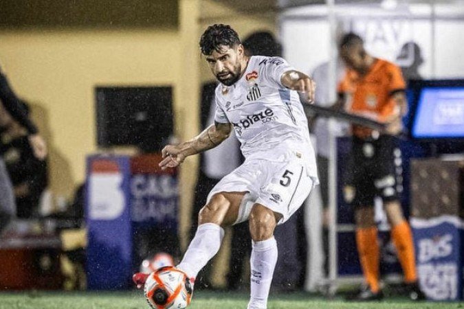 RINCÓN - Fez boa partida, tanto na marcação quanto na saída de bola. Recebeu amarelo ainda no primeiro tempo, mas não se intimidou e fez boa partida - Nota 6,5 - Pedro Ernesto Guerra Azevedo/Santos FC