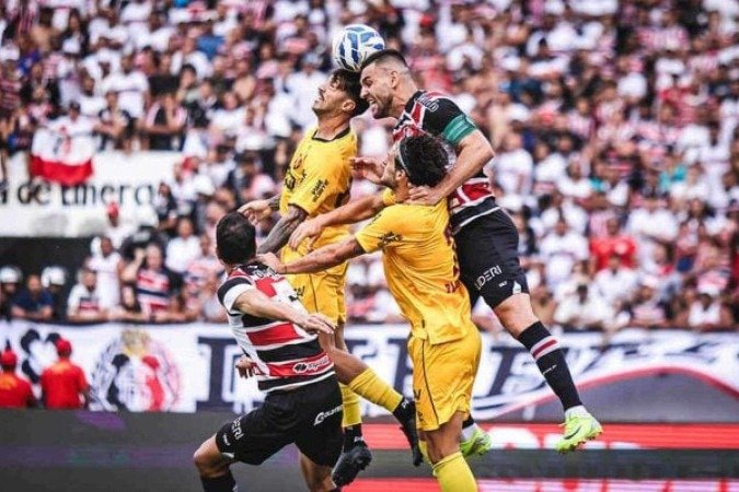 Santa Cruz e Sport fizeram bom jogo no Arruda. Infelizmente a violência entre torcedores correu solta -  (crédito: Foto: Paulo Paiva/ Sport Recife)