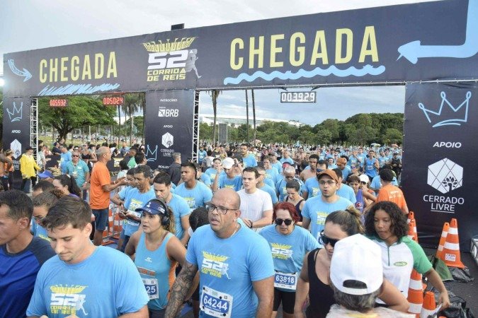 corredores atravessando a linha de chegada