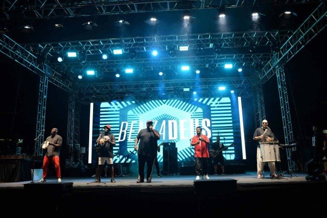 A banda de pagode Benzadeus animou os atletas depois da corrida
